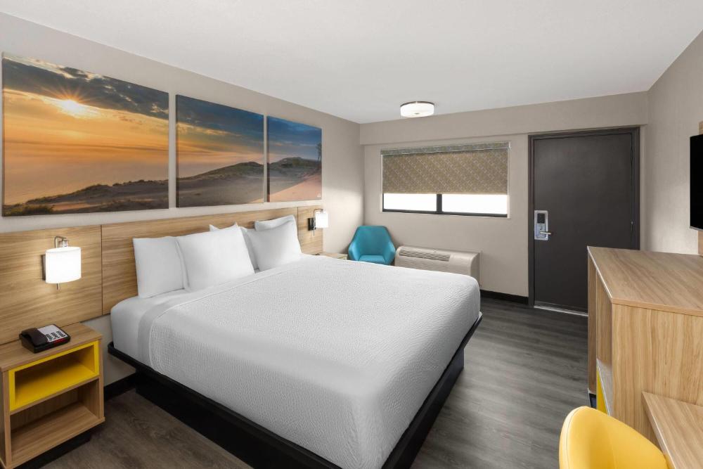 King Room with Mobility Access and Bathtub with Grab Bars, Non-Smoking interior